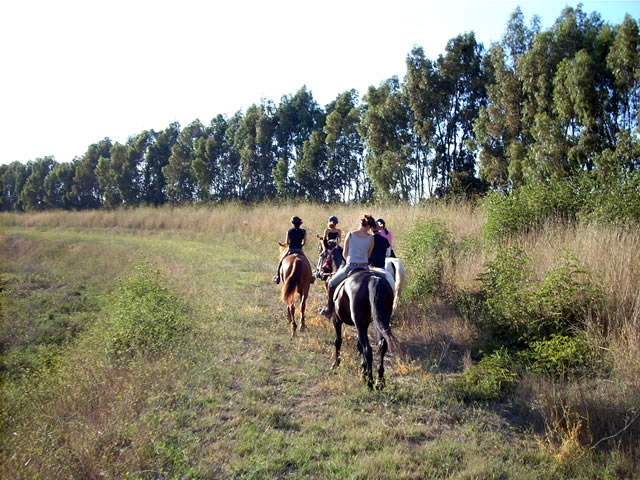 Cavalieri durante una passeggiata presso la Tenuta La Parrina